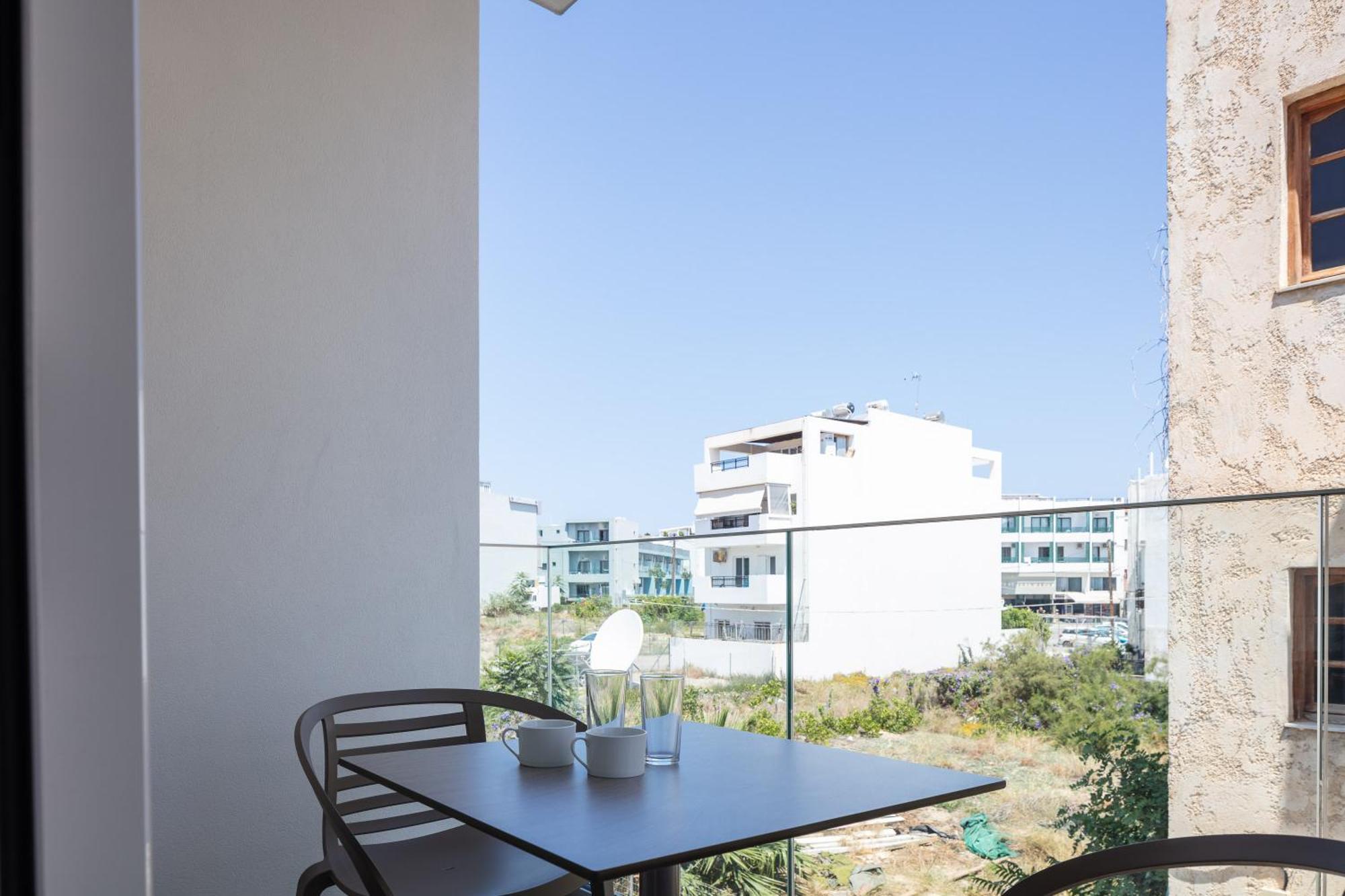 Skipper Beachfront Suites Hersonissos  Exterior photo