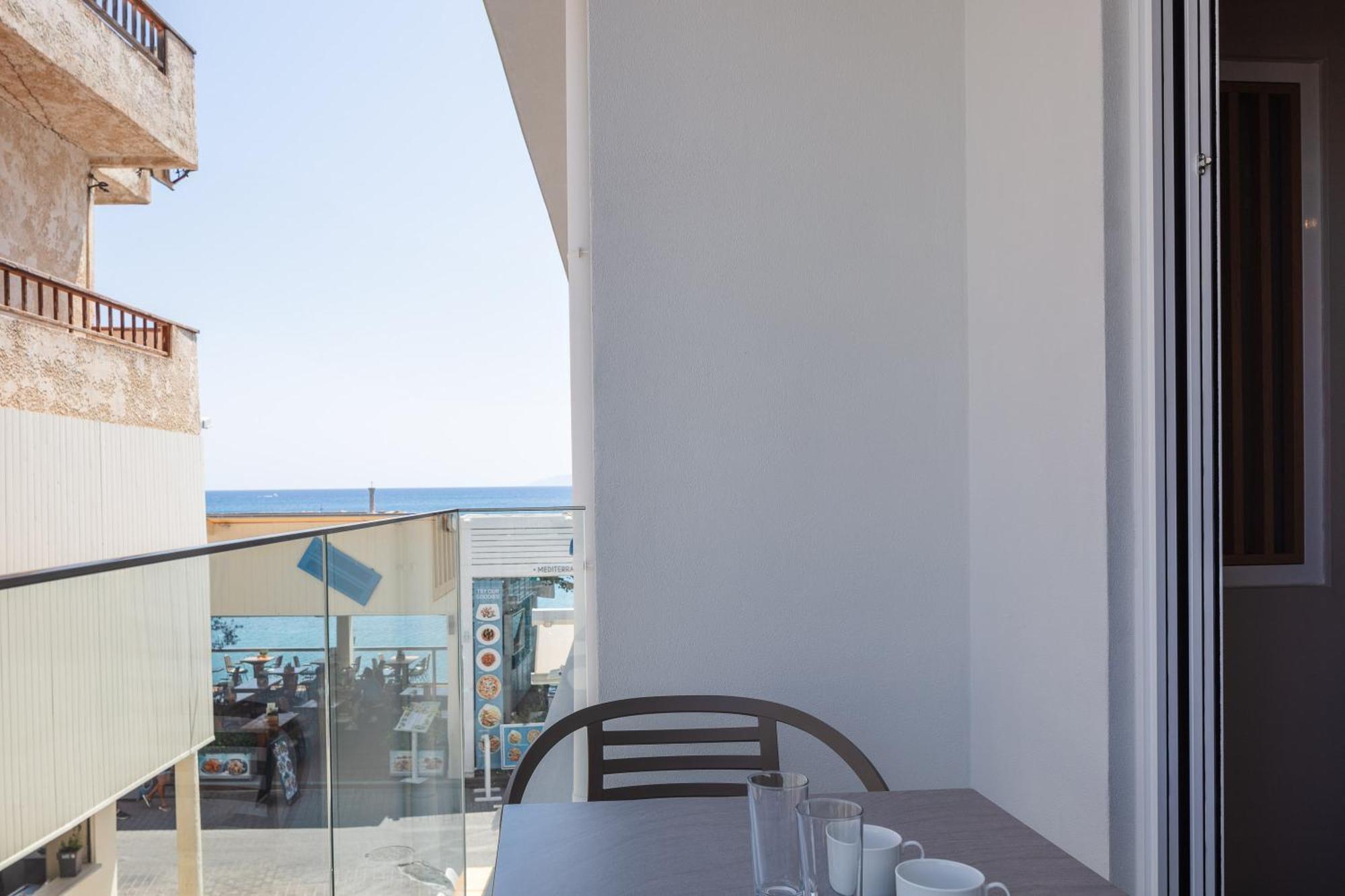 Skipper Beachfront Suites Hersonissos  Exterior photo