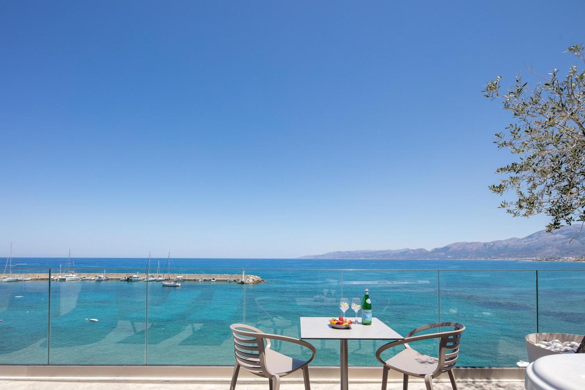 Skipper Beachfront Suites Hersonissos  Exterior photo